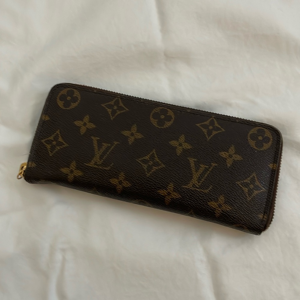 Louis Vuitton zippy wallet
